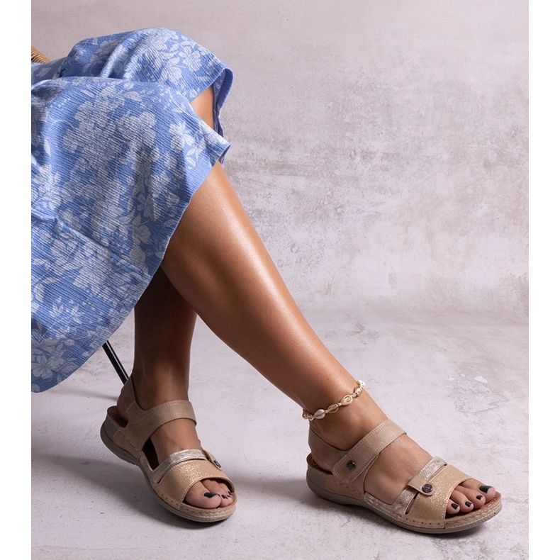 Sandalias de plataforma beige de Huri 1