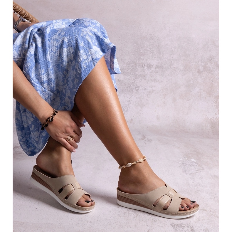 Pantuflas beige ligeras con cuña baja de Mifsuda 1 Pantuflas beige ligeras con cuña baja de Mifsuda 1