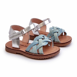 Sandalias infantiles azules con cierre de velcro y tiras entrelazadas 1