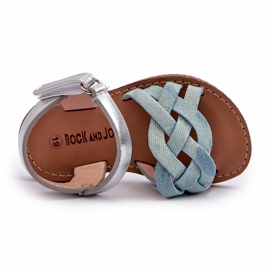Sandalias infantiles azules con cierre de velcro y tiras entrelazadas 2