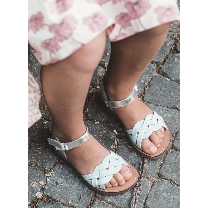 Sandalias infantiles azules con cierre de velcro y tiras entrelazadas 5