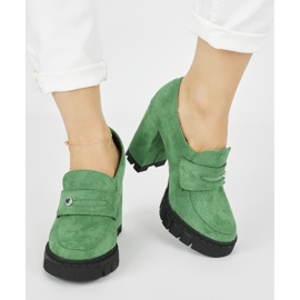 Zapatos de tacón de mujer verdes. 1