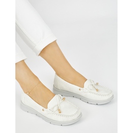 Seastar Cómodos mocasines blancos fabricados en piel ecológica. 3