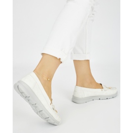 Seastar Cómodos mocasines blancos fabricados en piel ecológica. 1