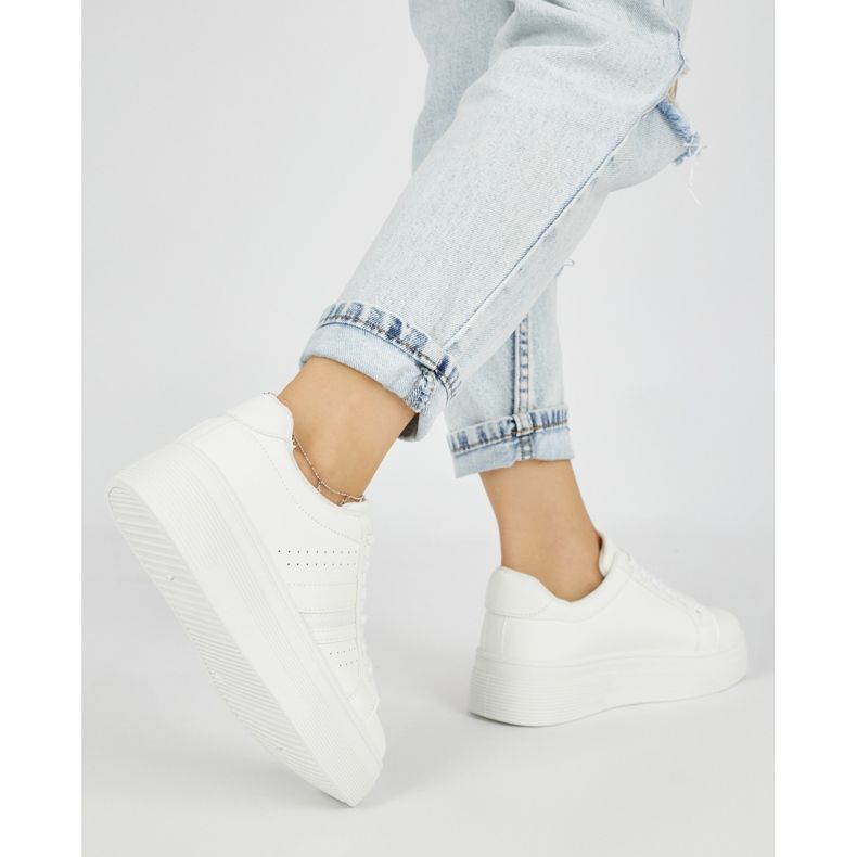 Zapatillas deportivas blancas con plataforma. blanco 2