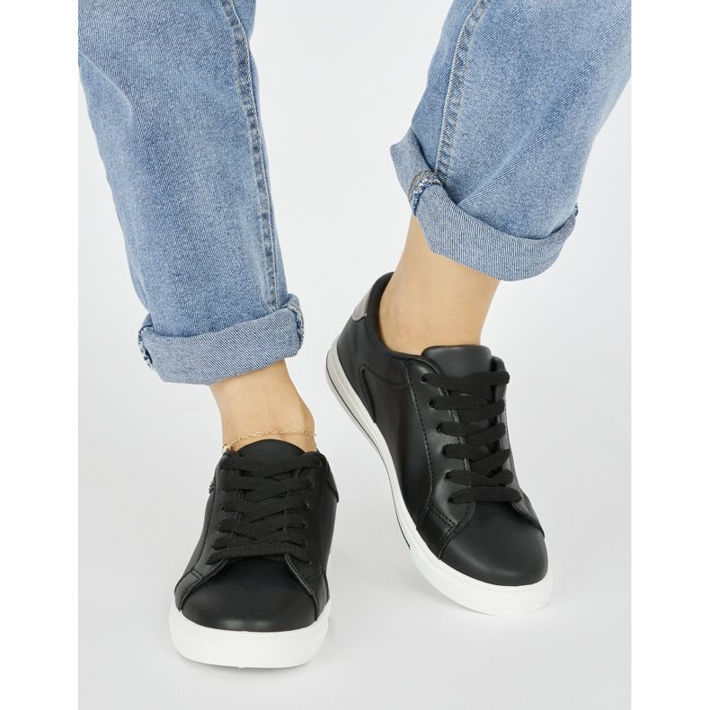 Deportivas clásicas de mujer en color negro. 1 Deportivas clásicas de mujer en color negro. 1