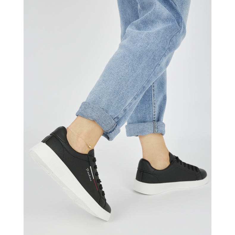 Zapatillas deportivas clásicas negras. negro 2