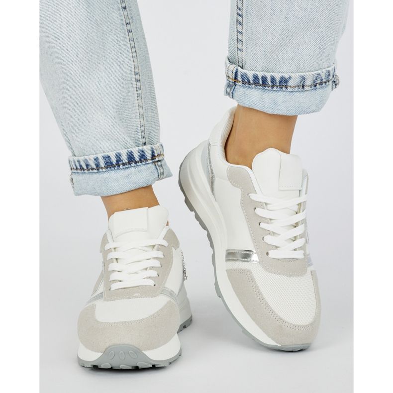 Zapatillas deportivas blancas de mujer. blanco 1