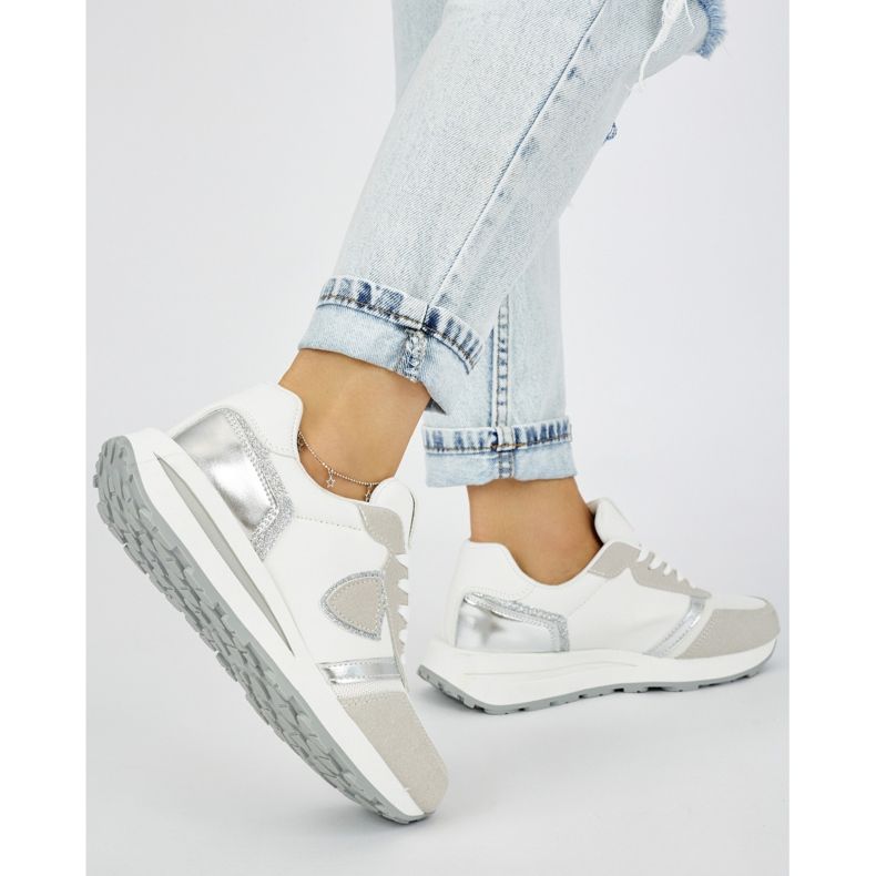 Zapatillas deportivas blancas de mujer. blanco 2