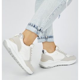 Deportivas blancas de mujer con suela gruesa. blanco 3