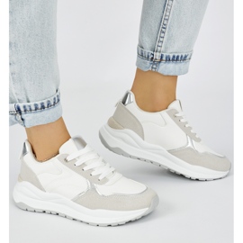 Deportivas blancas de mujer con suela gruesa. blanco 2