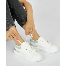 Zapatillas blancas de mujer con elemento verde. blanco 1 Zapatillas blancas de mujer con elemento verde. blanco 1
