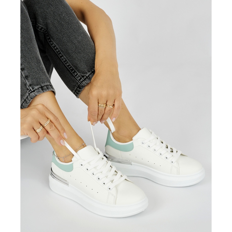 Zapatillas blancas de mujer con elemento verde. blanco 1