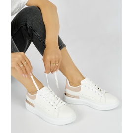 Deportivas de mujer de piel blanca con elemento rosa blanco 1