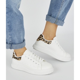 Zapatillas de mujer blancas con elemento de estampado de leopardo. blanco 2