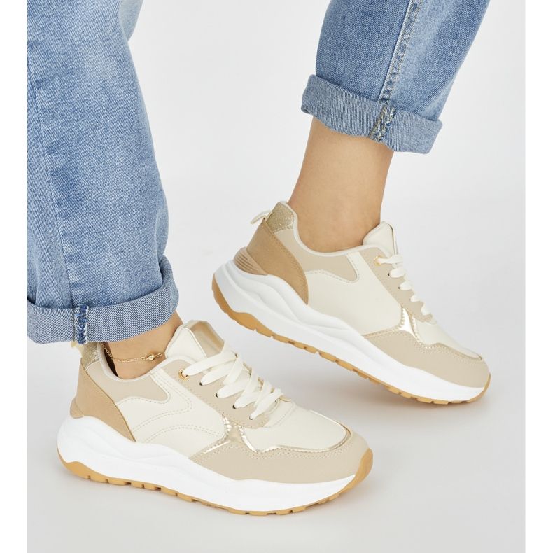 Deportivas de mujer beige con suela gruesa. 2 Deportivas de mujer beige con suela gruesa. 2