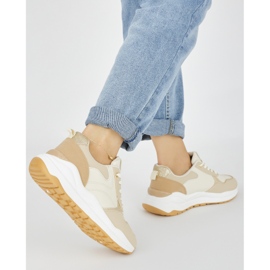 Deportivas de mujer beige con suela gruesa. 3