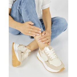 Deportivas de mujer beige con suela gruesa. 1 Deportivas de mujer beige con suela gruesa. 1