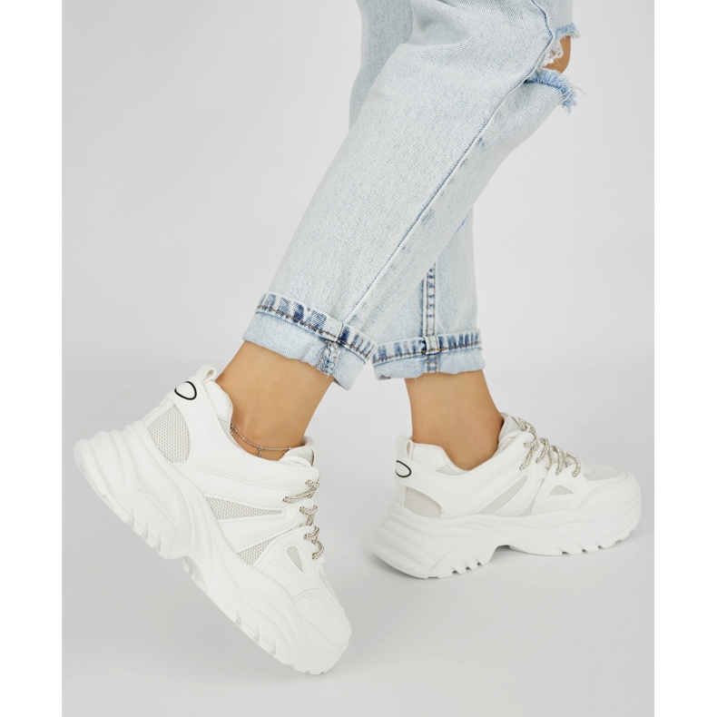 Zapatillas blancas de mujer. blanco 2