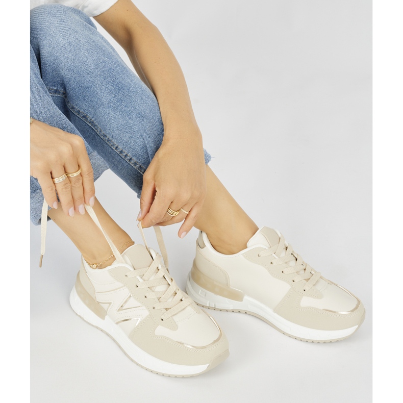Zapatillas cómodas de mujer beige. 1
