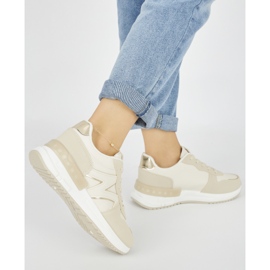 Zapatillas cómodas de mujer beige. 3