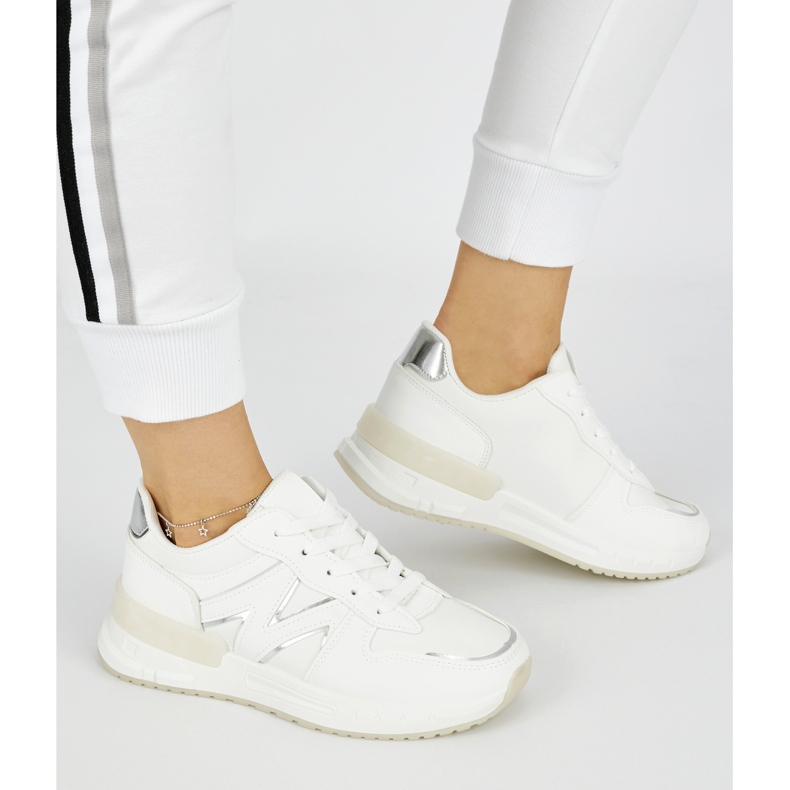 Zapatillas blancas cómodas de mujer. blanco 1