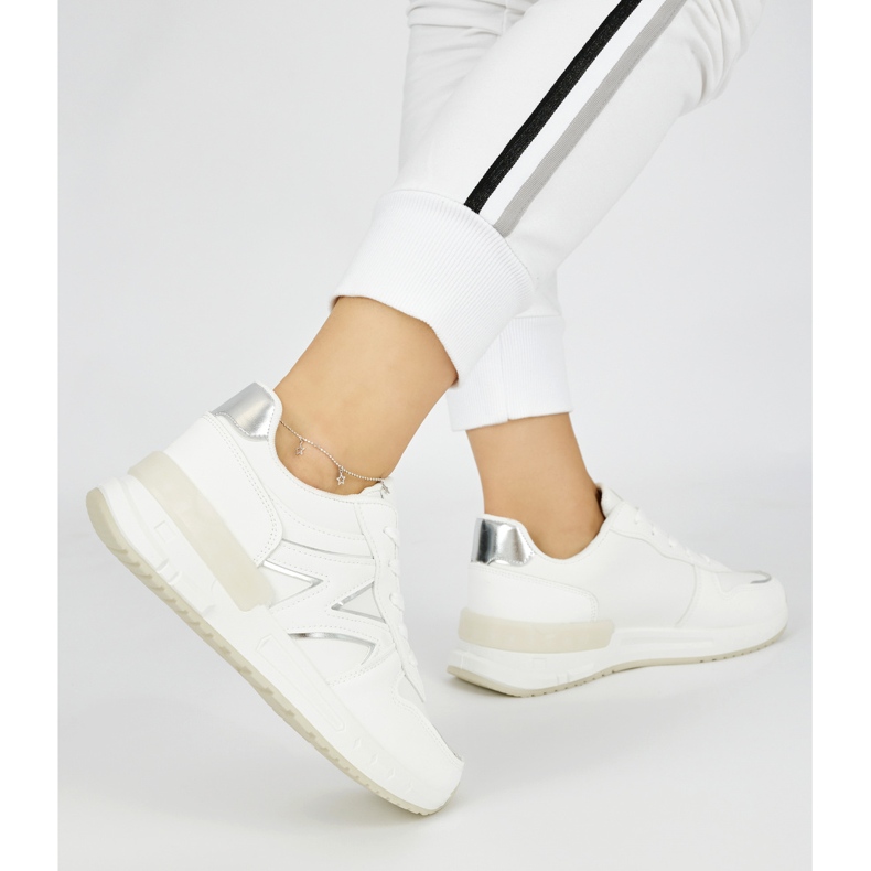 Zapatillas blancas cómodas de mujer. blanco 2