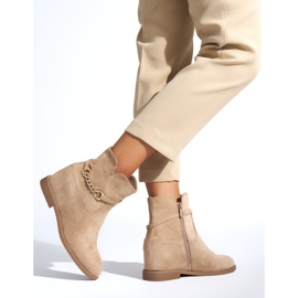 Botas de mujer beige con cadena. 2