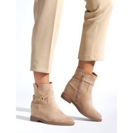 Botas de mujer beige con cadena. 1