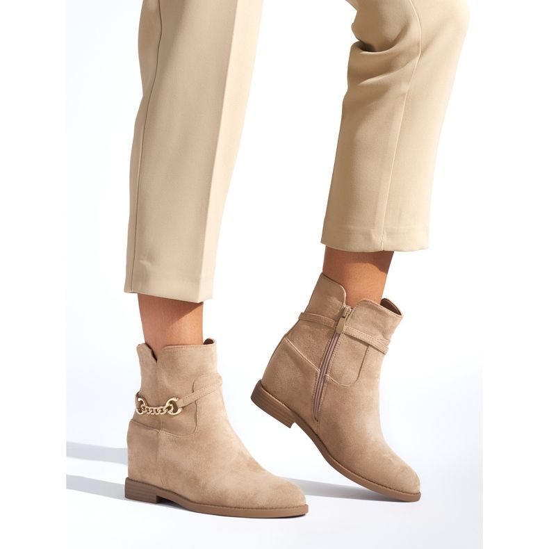 Botas de mujer beige con cadena. 1 Botas de mujer beige con cadena. 1