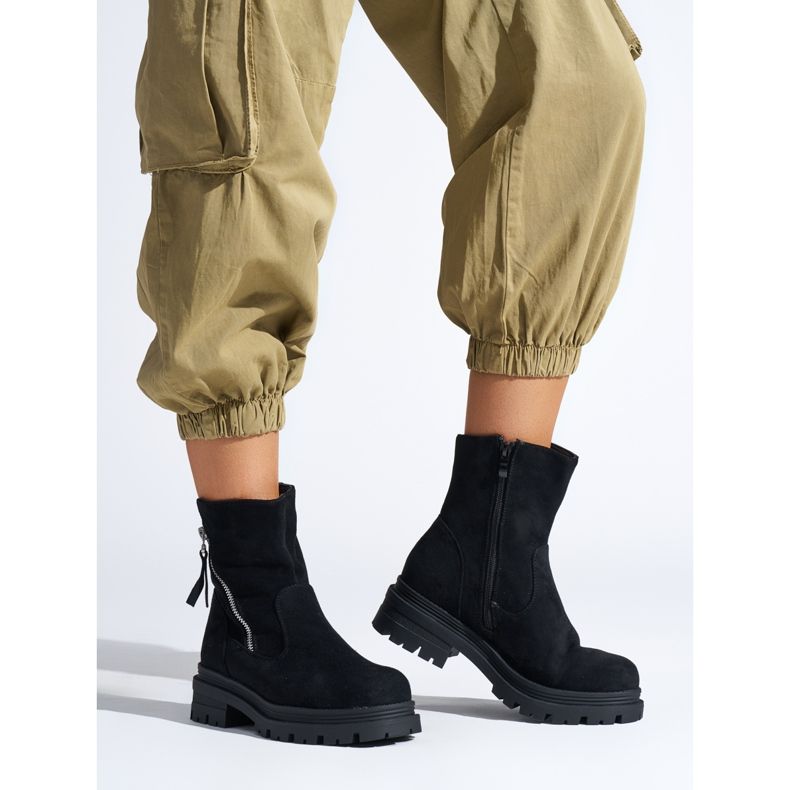 Botines de mujer negros con cremallera decorativa. 1