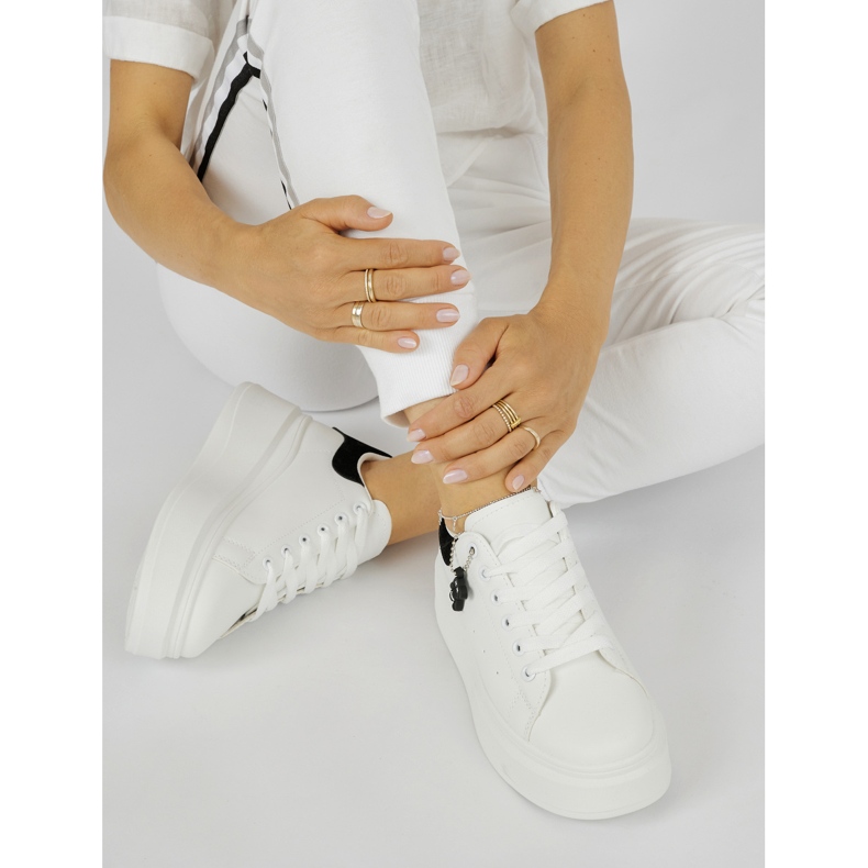 Deportivas blancas de mujer blanco 1