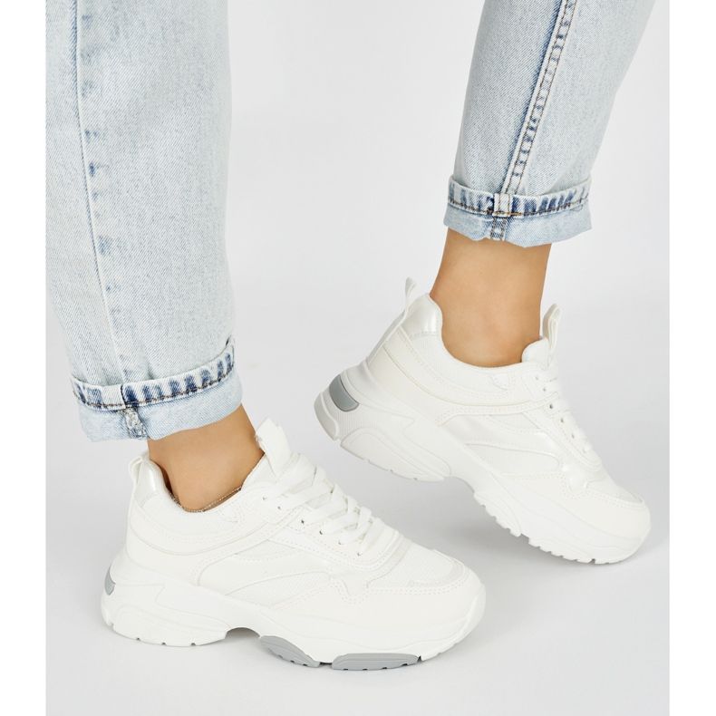 Zapatillas deportivas blancas con suela gruesa. blanco 2