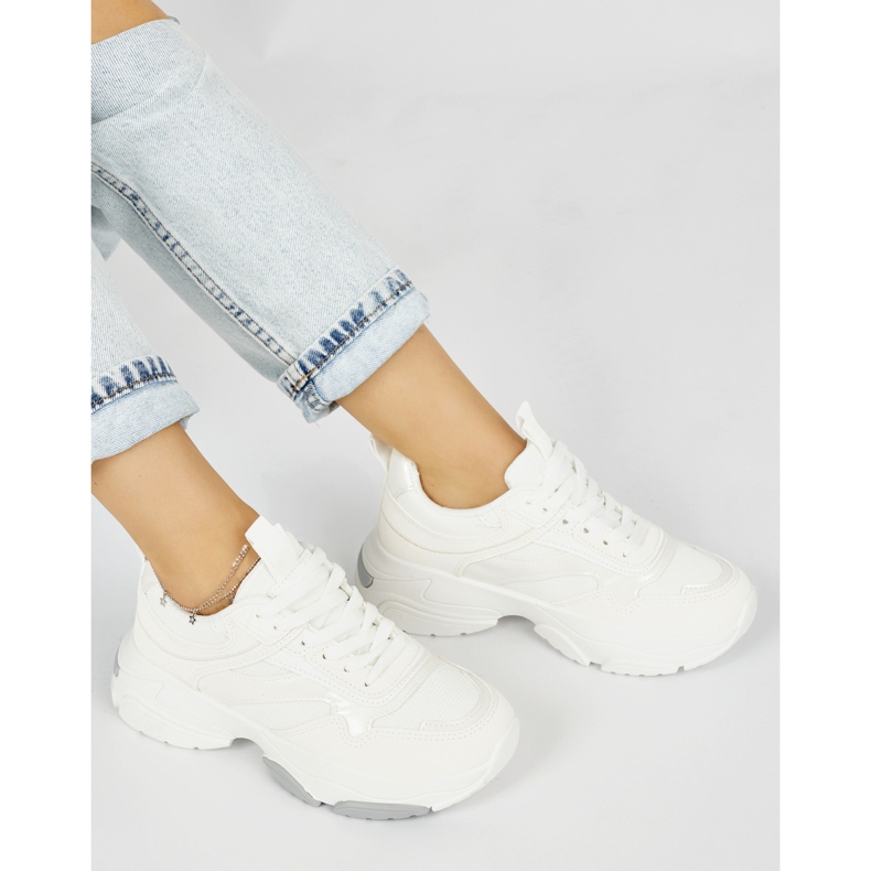 Zapatillas deportivas blancas con suela gruesa. blanco 1