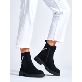 Botines de mujer negros con cadena decorativa. 1