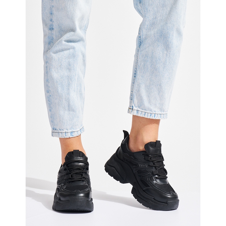 Zapatillas negras con suela gruesa. negro 1