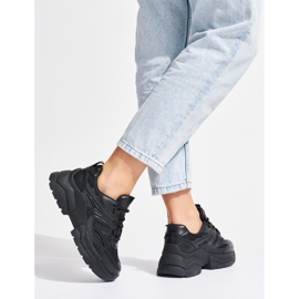 Zapatillas negras con suela gruesa. negro 2