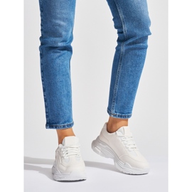 Zapatillas blancas de mujer. blanco 2