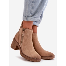 Botines aislantes de mujer confeccionados en ante ecológico, beige Velarilla 1
