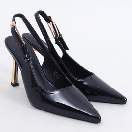Tacones Mariot de charol negro con tacón abierto. 3