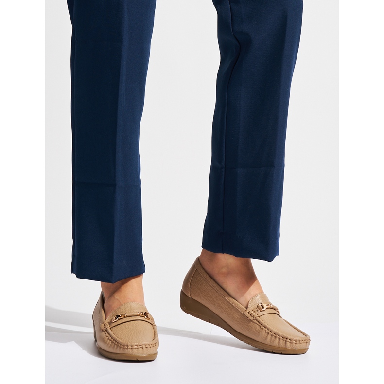 Mocasines de mujer beige con decoración. 1