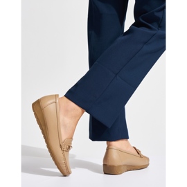 Mocasines de mujer beige con decoración. 2