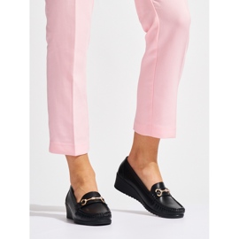 Mocasines de mujer negros con cuña y decoración dorada. 1