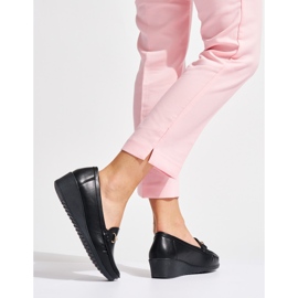 Mocasines de mujer negros con cuña y decoración dorada. 1