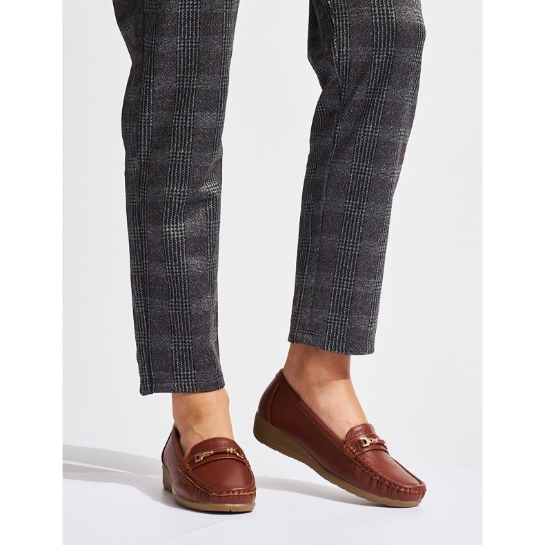 Mocasines de mujer marrones con decoración. marrón 2