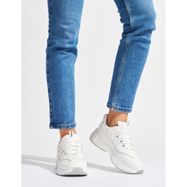 Deportivas blancas de mujer con suela gruesa. blanco 2