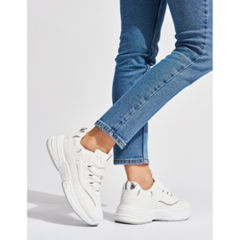 Deportivas blancas de mujer con suela gruesa. blanco 3