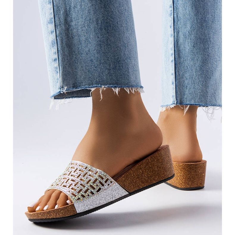 Sandalias plateadas con cuña de Elitha. plata 1