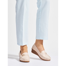 Mocasines de mujer beige con hebilla. 1