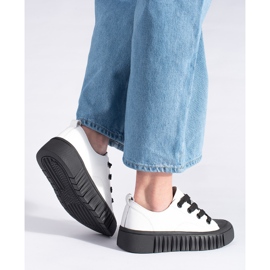 Zapatillas bajas blancas y negras confeccionadas en piel natural. blanco 2